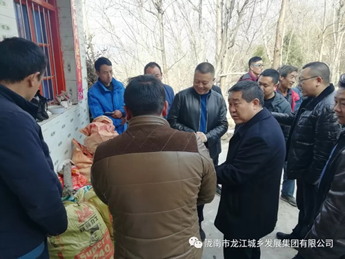 市龍江集團在文縣橋頭鎮(zhèn)安子坡村開展“解難題、辦實事、送溫暖”活動